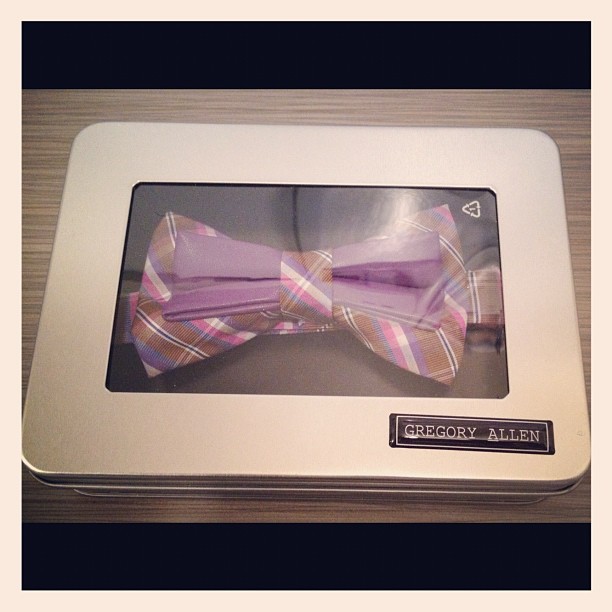 GAC : Gregory Allen Company bespoke bow tie - beautiful #gac #gregoryallencompany #bowtie #bespoke #men #beautiful - via Instagram