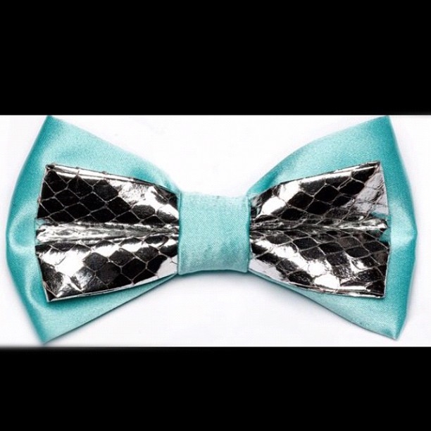 GAC : Bespoke women's Tiffany silver snake skin bow tie #bowtie #gac #gregoryallencompany #madeincanada #womenwear #beautiful #snakeskin #Tiffany #silver - via Instagram