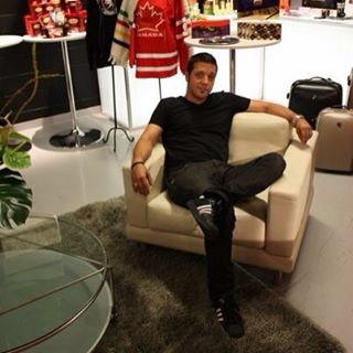 2009 Made in Canada swag lounge, CBC The Hour. What a wonderful opportunity to be featured among iconic Canadian brands – Canada Goose, Roots, Tim Hortons and HBC. Thank you @strombo#tbt #georgestroumbolopoulos  #madeincanada #tiff #gacbowties – via Instagram