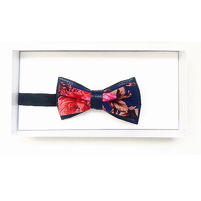 Wedding  season : #Bespoke Gregoryallencompany.com/bespoke #weddingseason #bowtie #gacbowtie #leather #flowers #toronto #gift #mensstyle #madeincanada #mensaccessories #mensstyle #womenstyle #motivation #coolbowties  #collection #fashionbloggers  #necktie #suitandtie #mensfashionbloggers #fashionblog #gentlemen #gq #menswear #hipsters  #concept #ootd #gentlemen – via Instagram